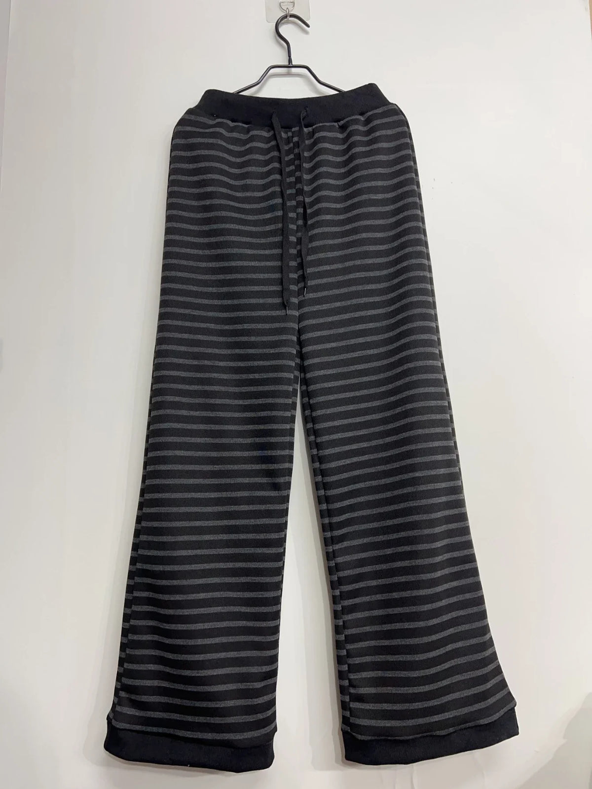 Damen Freizeithose mit Wellenstreifen Strickhose Weites Bein Schwarz Grau