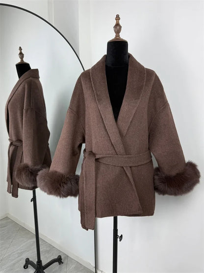 Kurzer Damen Mantel mit Gürtel & Pelzbesatz an Ärmeln