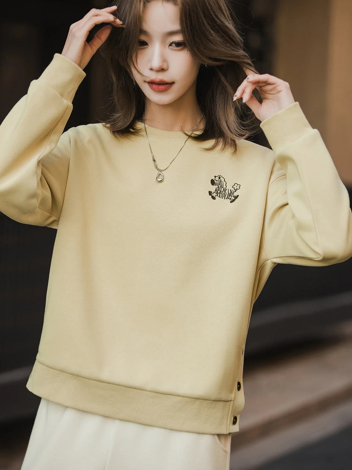 Damen Sweatshirt Langarm mit Zebra Stickerei und Knopfdetails an der Seite