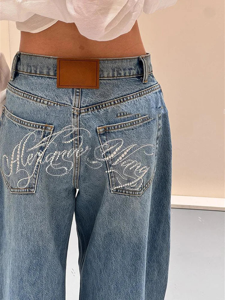 Damen Jeans Weites Bein Hellblau mit Strass Schriftzug auf Gesäßtaschen