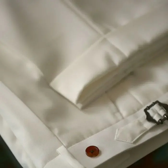 Herren Stoffhose mit seitlichem Versteller und roten Knöpfen