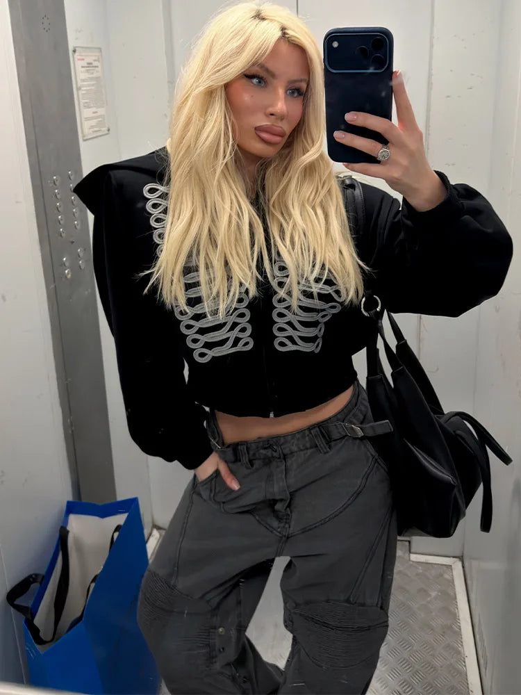 Kurze Damen Hoodie-Jacke mit Reißverschluss und Militär-Zierborten