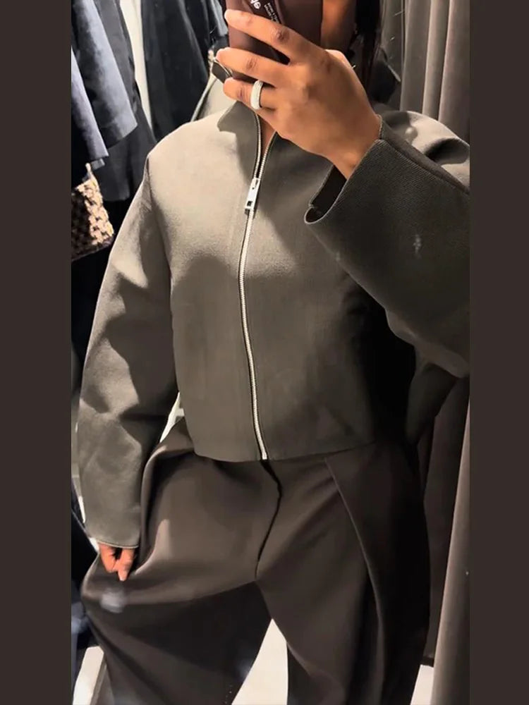 Grüne Kurzjacke mit Stehkragen und Reißverschluss