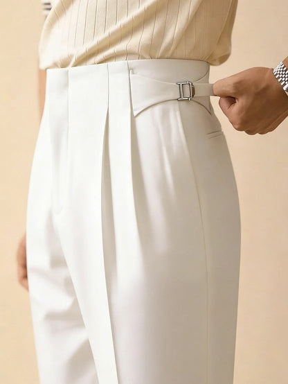 Hoch taillierte Hose mit Falten und seitlichen Schnallenverstellern