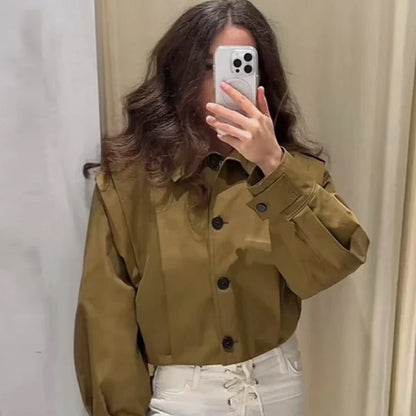 Kurze Damen Übergangsjacke mit Knopfleiste & weitem Kragen Khaki