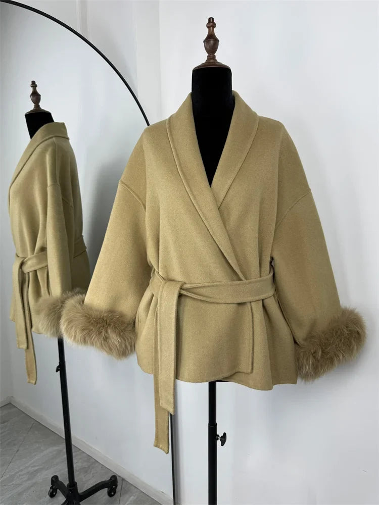 Kurzer Damen Mantel mit Gürtel & Pelzbesatz an Ärmeln