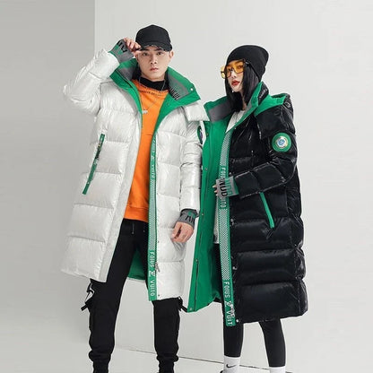 Langer glänzender Winterparka mit Kapuze und Reißverschlusstaschen