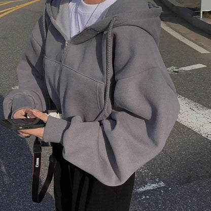 Kurzer Damen Kapuzenpullover mit Reißverschluss und Bauchtaschen