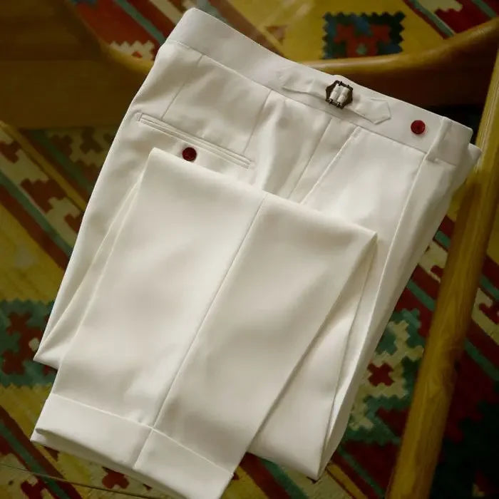 Herren Stoffhose mit seitlichem Versteller und roten Knöpfen