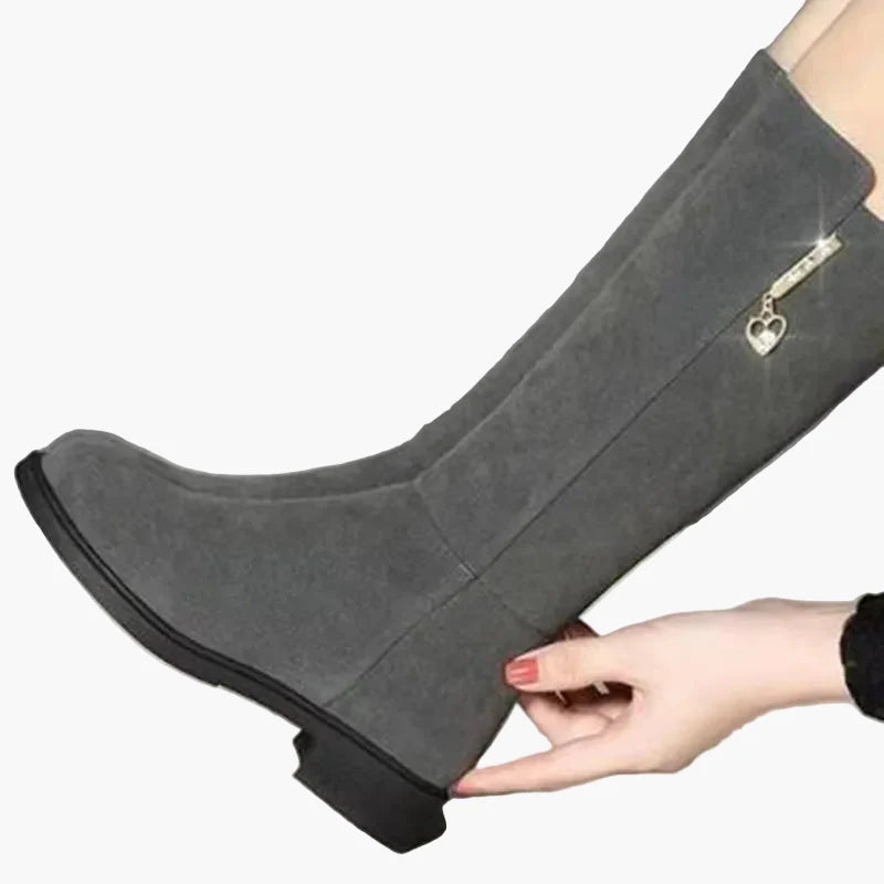 Damen Stiefel mit Herzanhänger – Modische kniehohe Boots für Alltag und Freizeit