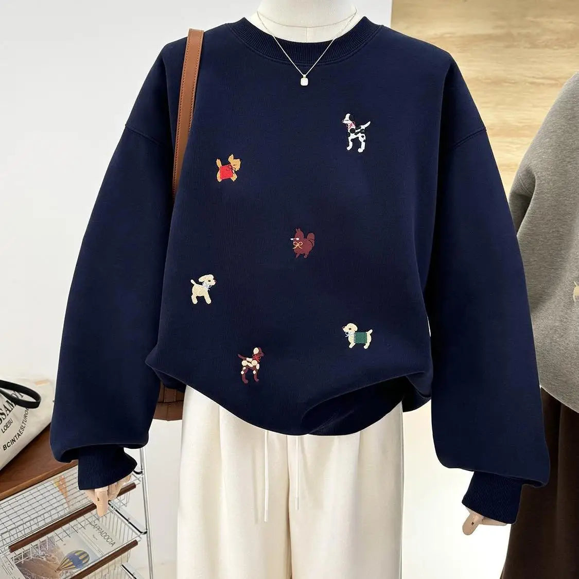 Unisex Sweatshirt Rundhals mit Hunde-Stickereien