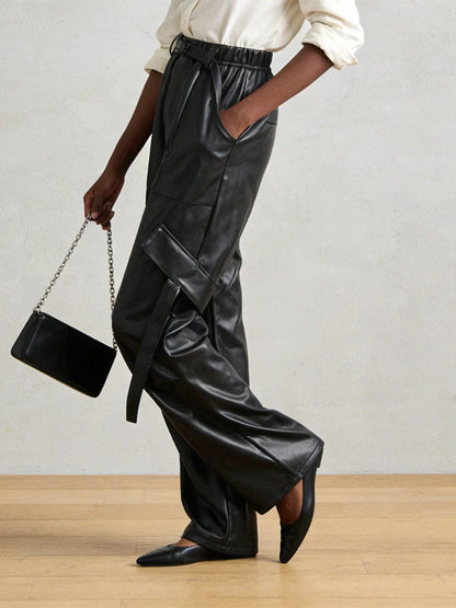 Schwarze Weite Hose im Leder-Look mit Gürtel und Taschen Damen