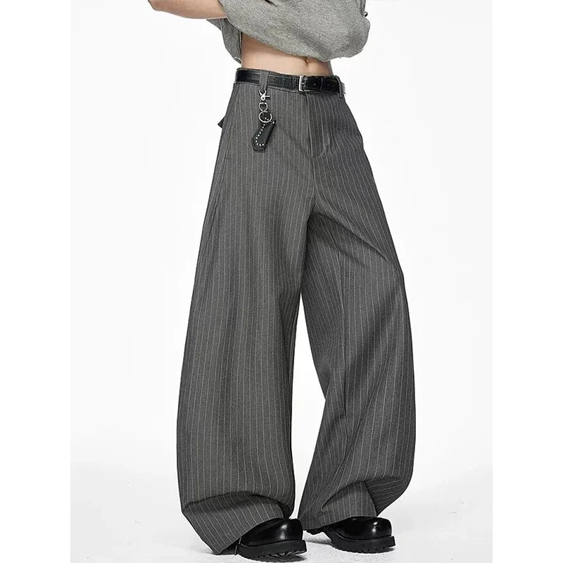 Weite Herren Stoffhose mit Nadelstreifen Grau