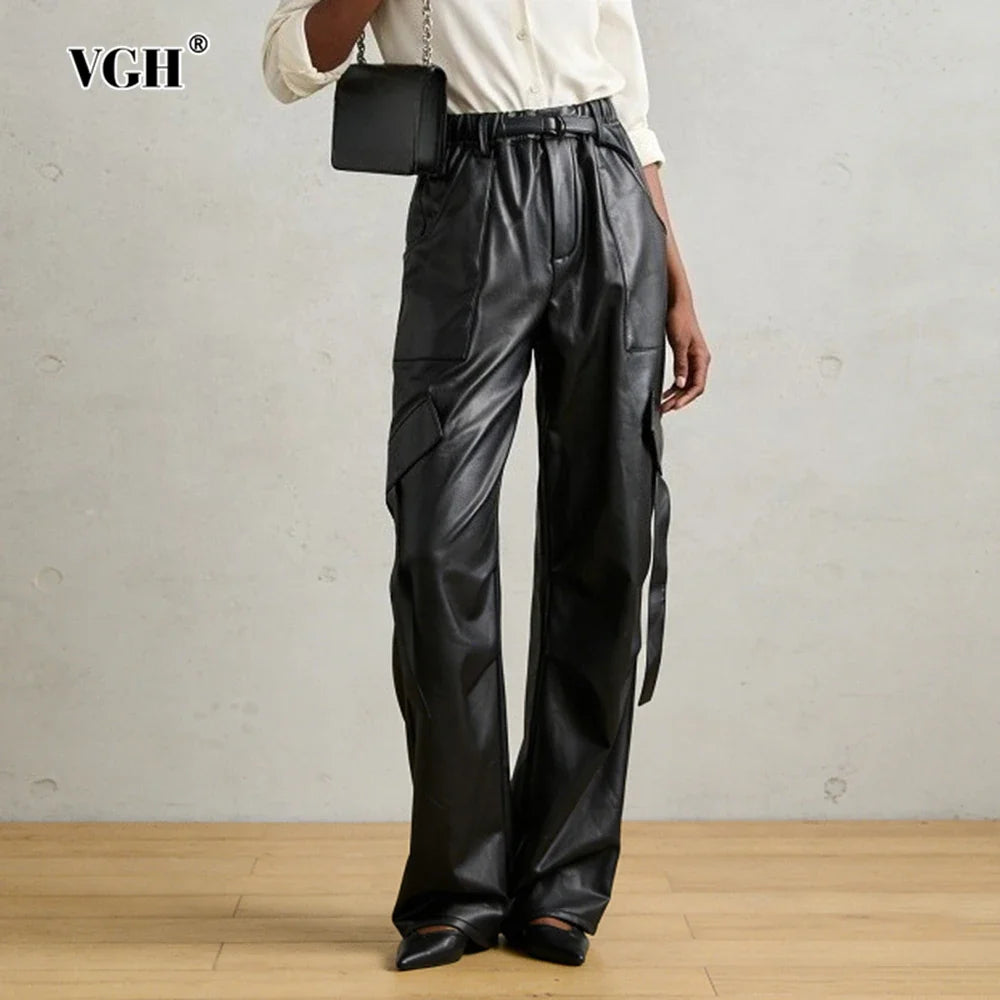 Schwarze Weite Hose im Leder-Look mit Gürtel und Taschen Damen