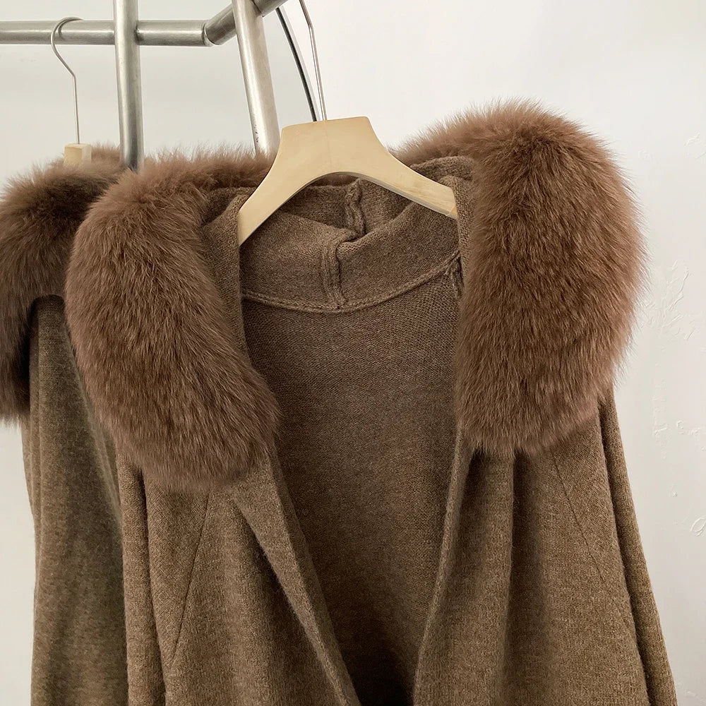 Langer Strickcardigan mit Kunstfellkragen Grau