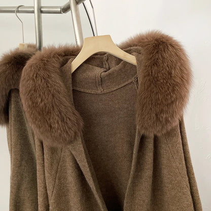 Langer Strickcardigan mit Kunstfellkragen Grau