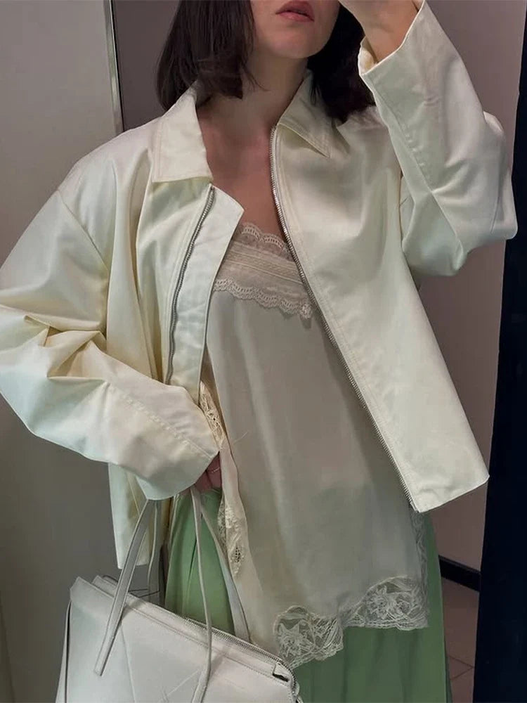 Kurze Jacke mit Reißverschluss und Kragen Elfenbeinweiß