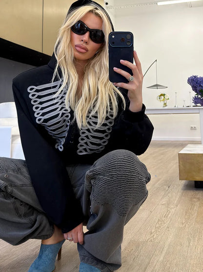 Kurze Damen Hoodie-Jacke mit Reißverschluss und Militär-Zierborten