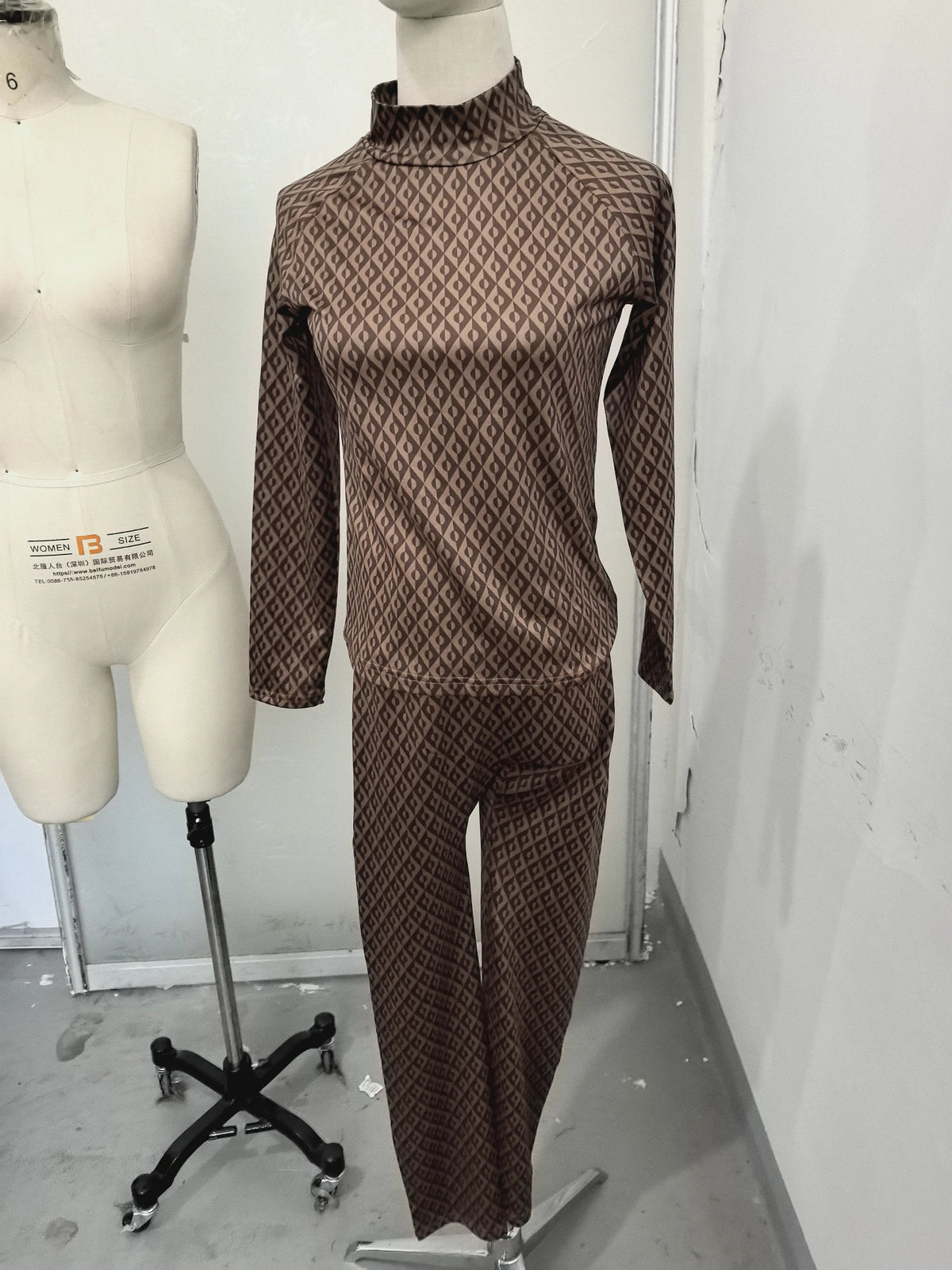 Damen Set mit Steppjacke, Langarmshirt und Hose, Rautenmuster Braun