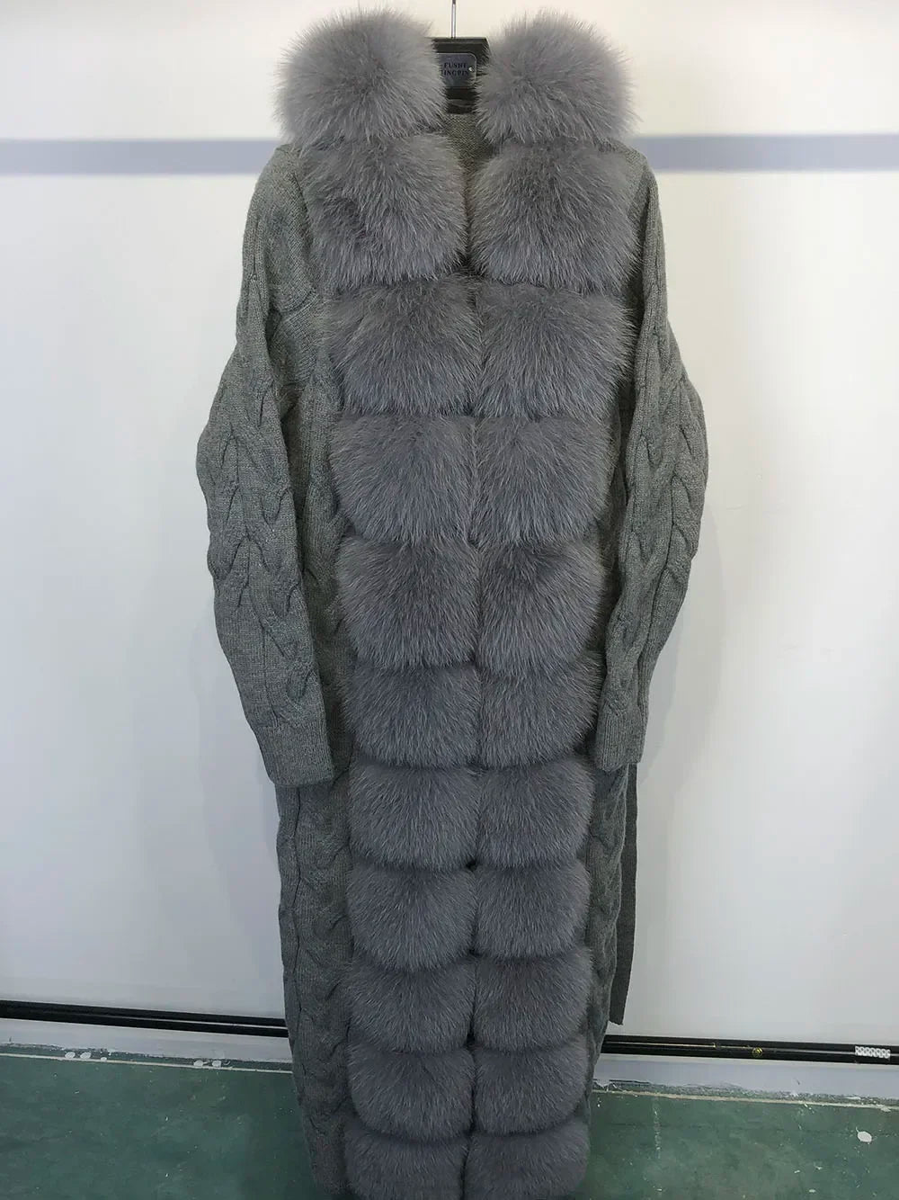 Damen Strickmantel Lang mit Kunstfellbesatz Zopfmuster Kapuze Winter