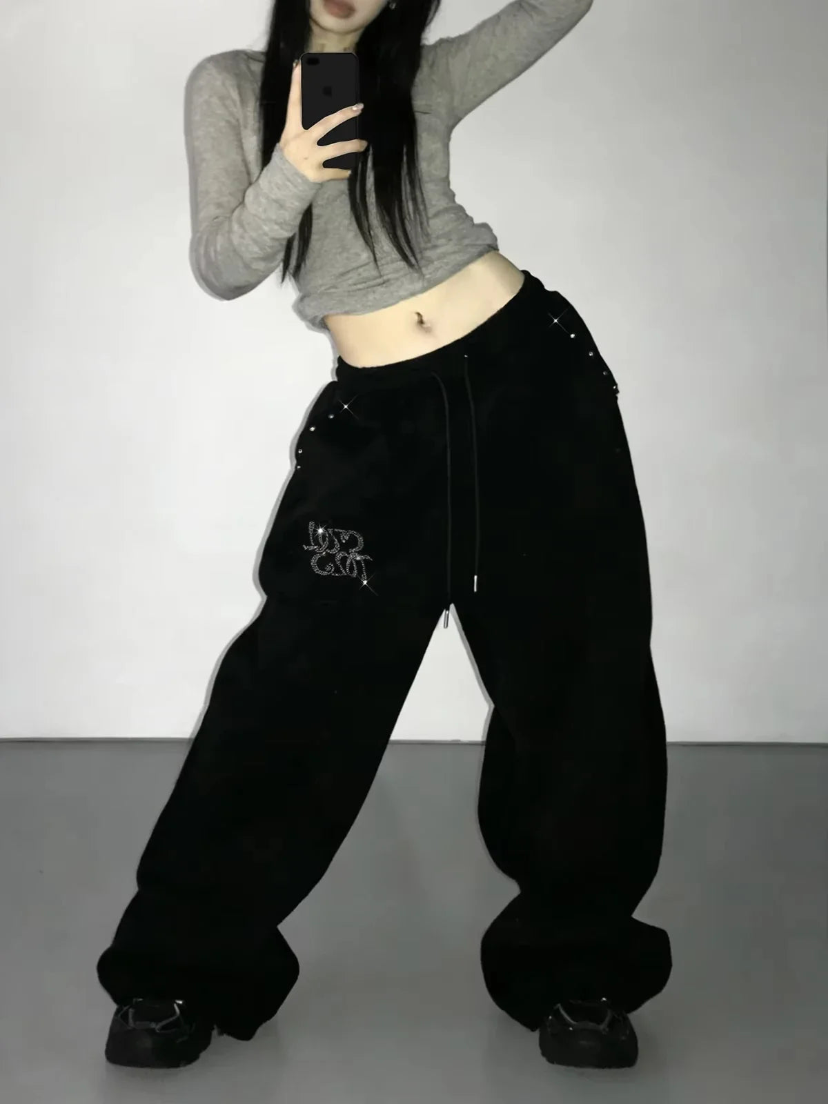 Schwarze weite Freizeithose für Damen mit Strass-Details und Kordelzug