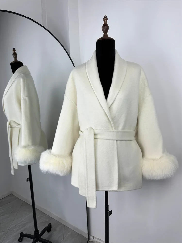 Kurzer Damen Mantel mit Gürtel & Pelzbesatz an Ärmeln