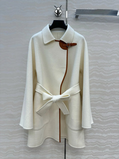 Kurzer Damen Wickelmantel mit Gürtel und Schnallendetail