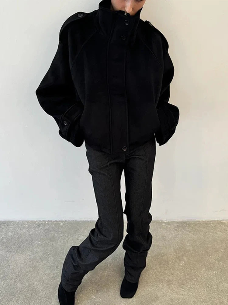 Kurze Oversize-Jacke mit Stehkragen und Schulterriegeln