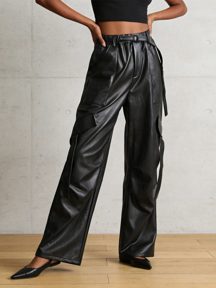 Schwarze Weite Hose im Leder-Look mit Gürtel und Taschen Damen