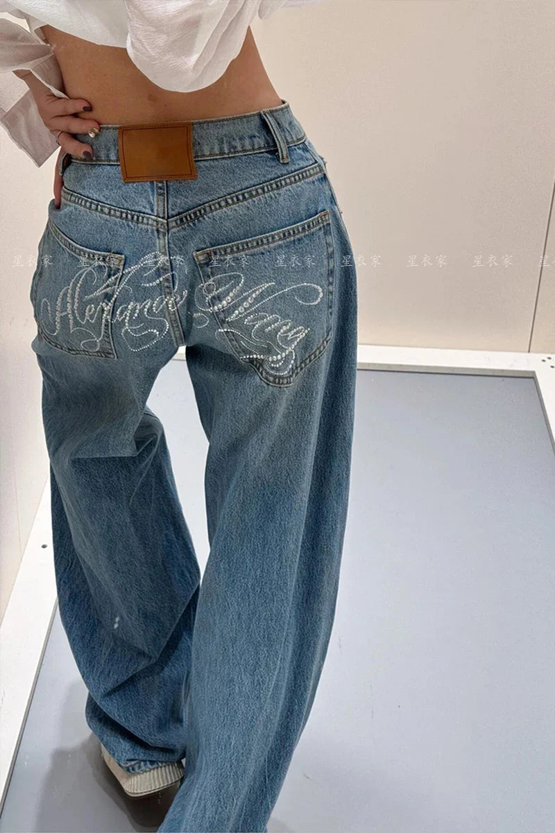 Damen Jeans Weites Bein Hellblau mit Strass Schriftzug auf Gesäßtaschen