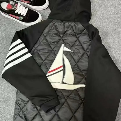 Steppjacke mit Kapuze und Segelboot-Patch, Raglanärmel