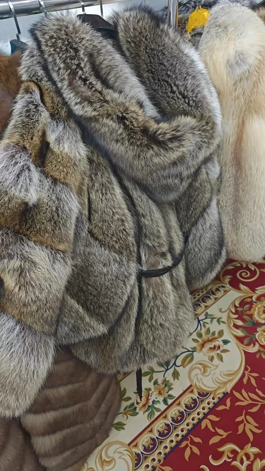 Kurze Fell-Kapuzenjacke mit Streifenmuster