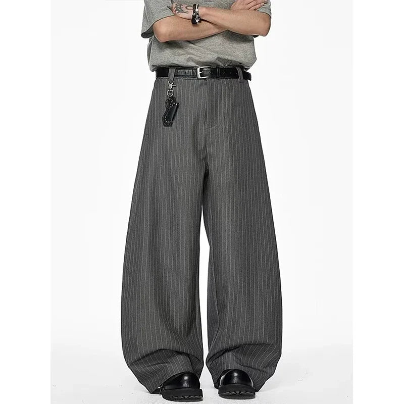 Weite Herren Stoffhose mit Nadelstreifen Grau