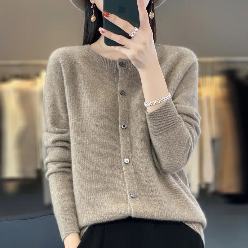Damen Strickjacke mit Rundhalsausschnitt – Eleganter Cardigan für Alltag und Büro