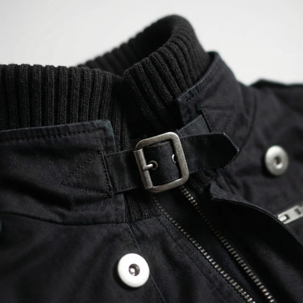 Damen Jacke Schwarz mit Stehkragen und Details