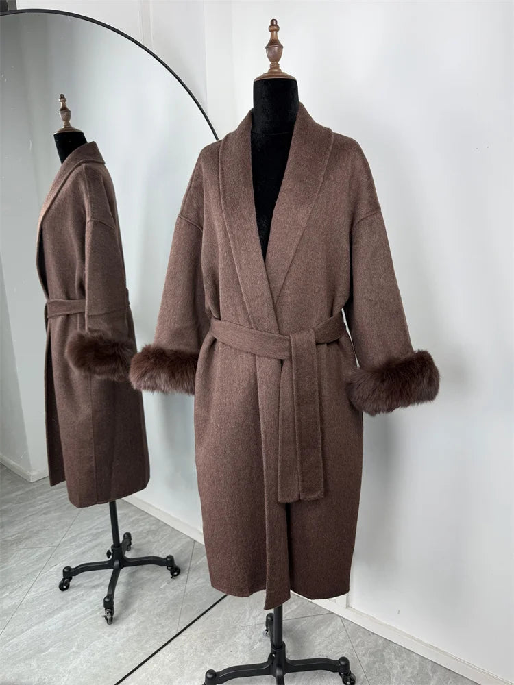 Kurzer Damen Mantel mit Gürtel & Pelzbesatz an Ärmeln