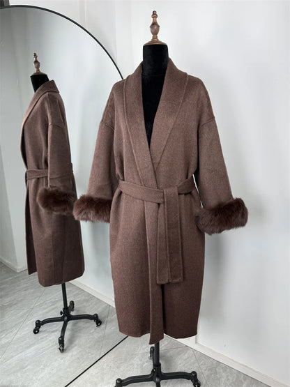 Kurzer Damen Mantel mit Gürtel & Pelzbesatz an Ärmeln