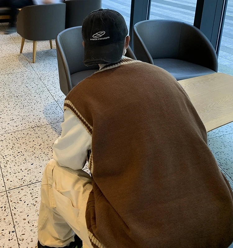 Strick Weste Herren V-Ausschnitt Zopfmuster Braun mit Kontraststreifen