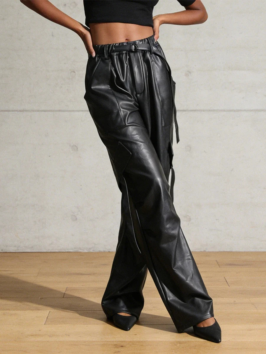 Schwarze Weite Hose im Leder-Look mit Gürtel und Taschen Damen