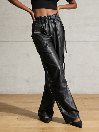 Schwarze Weite Hose im Leder-Look mit Gürtel und Taschen Damen