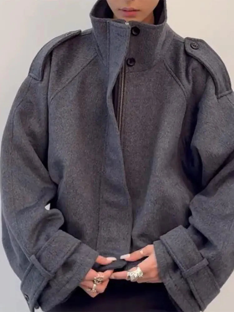 Kurze Oversize-Jacke mit Stehkragen und Schulterriegeln