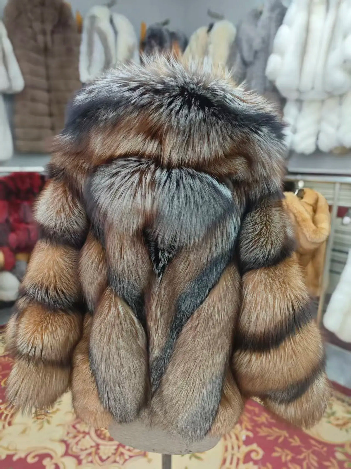 Kurze Fell-Kapuzenjacke mit Streifenmuster