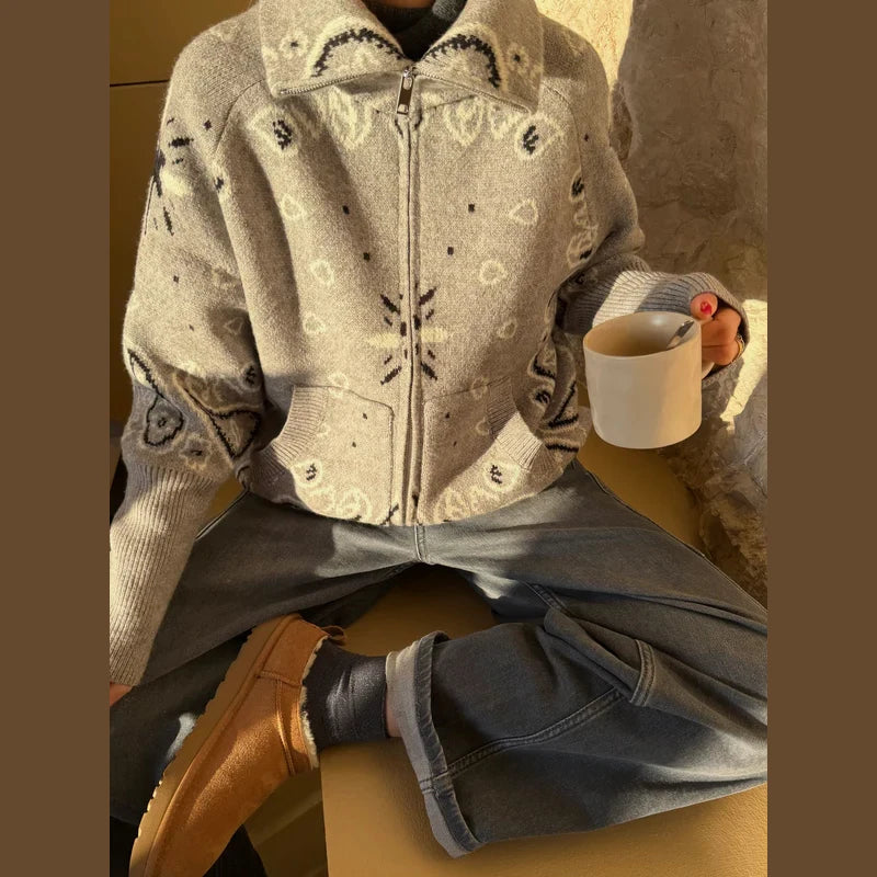 Damen Strickjacke mit Reißverschluss, Stehkragen & Bandana-Muster
