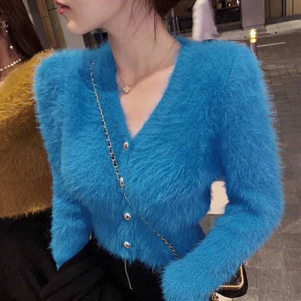 Kurzer Damen V-Ausschnitt Cardigan mit Plüsch-Optik und Goldknöpfen