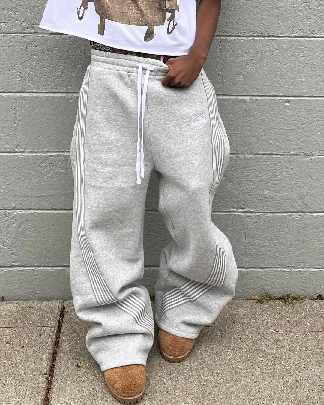 Weite Sweatpants Hose Damen Grau mit Seitenstreifen Kordelzug