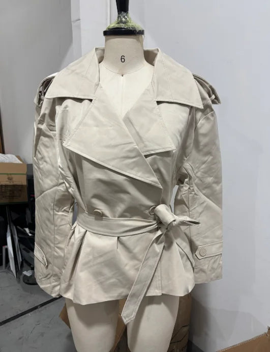 Damen Kurz Trenchcoat mit Bindegürtel und breitem Kragen