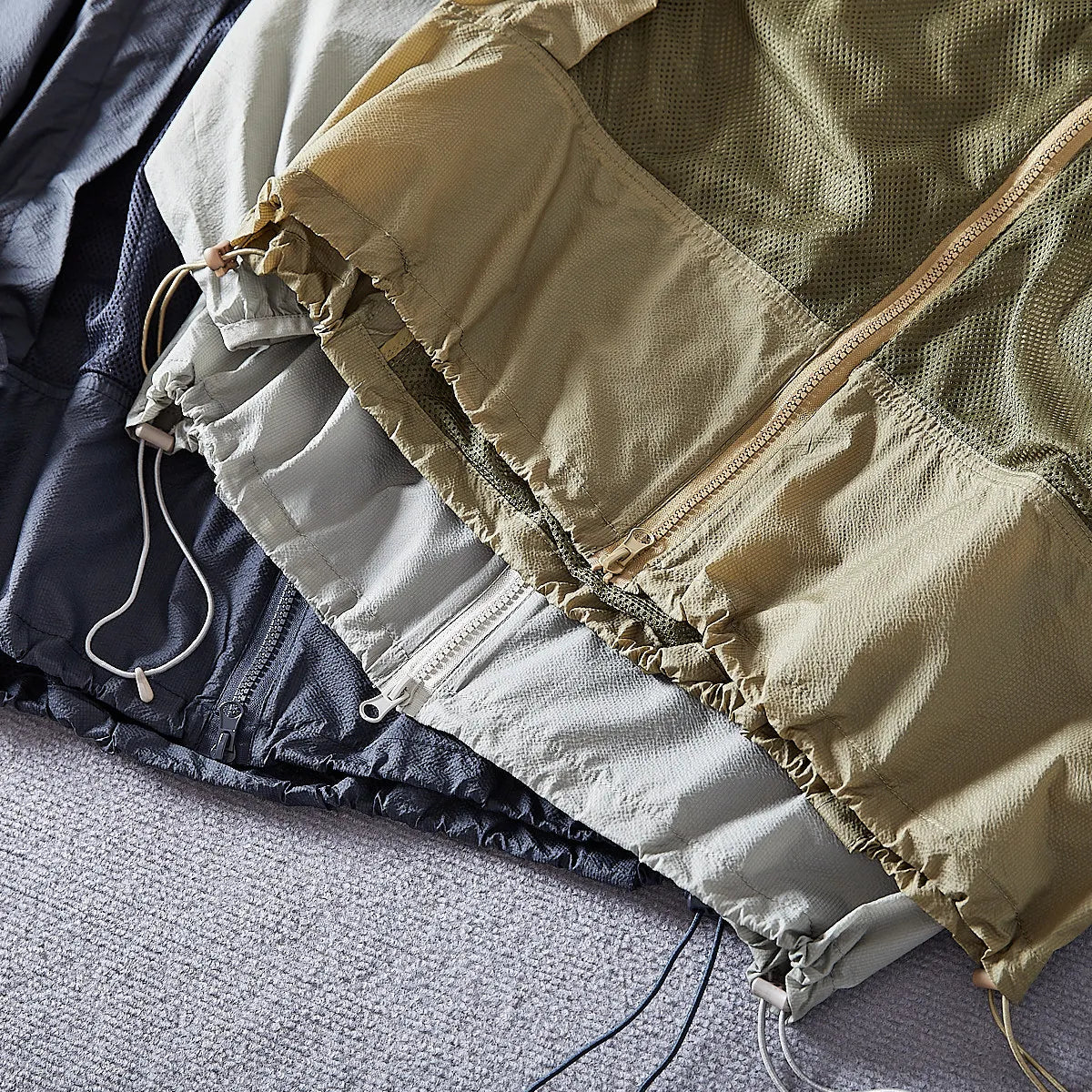 Leichte Kapuzenjacke Unisex mit Reißverschluss und Netzeinsätzen, Windbreaker