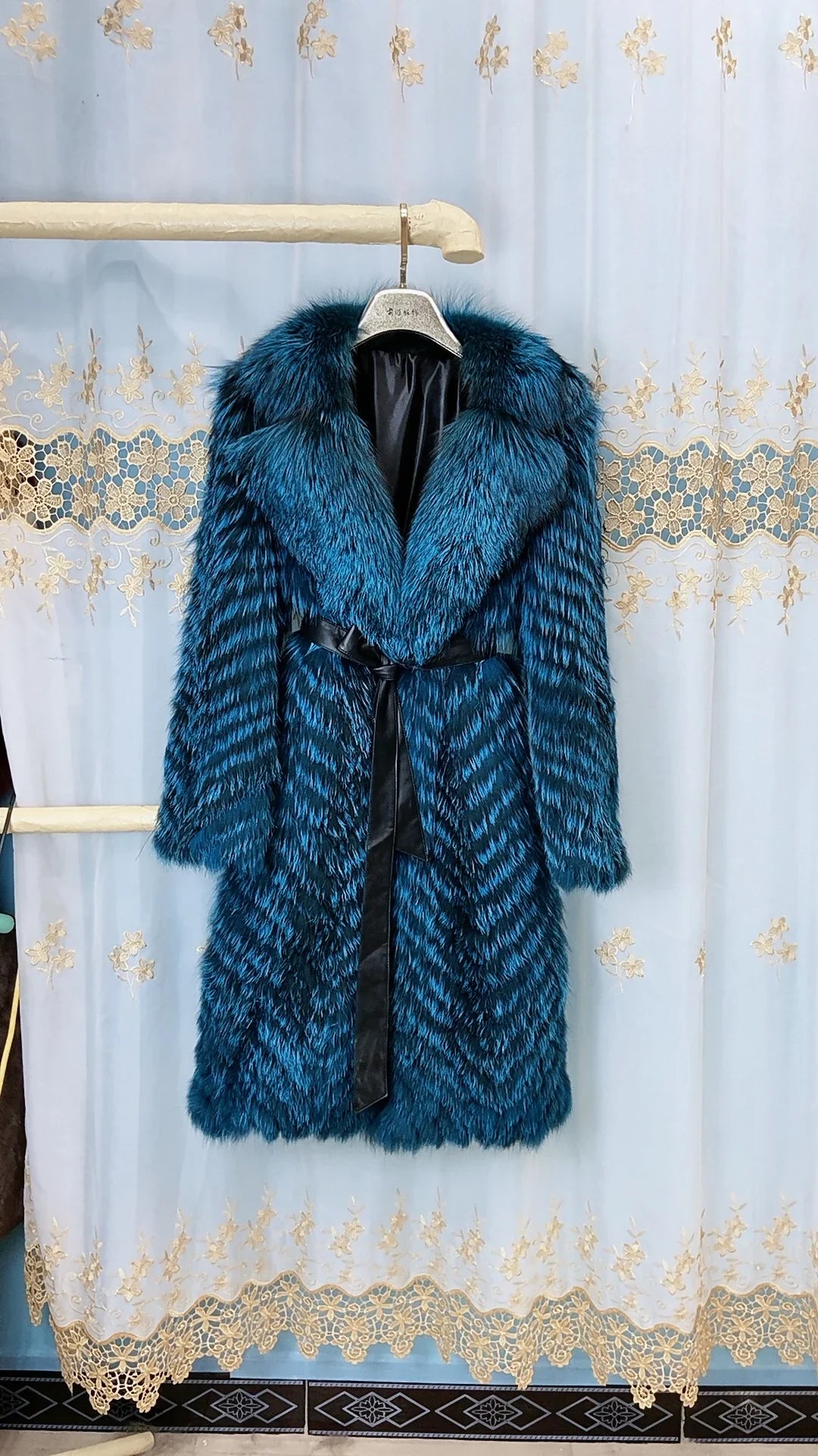 Damen Langer Mantel aus Kunstfell mit Chevron-Muster und Kragen