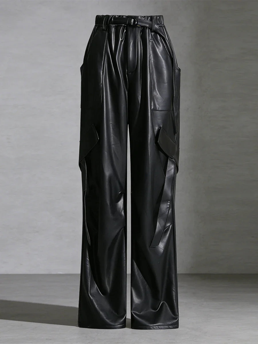 Schwarze Weite Hose im Leder-Look mit Gürtel und Taschen Damen