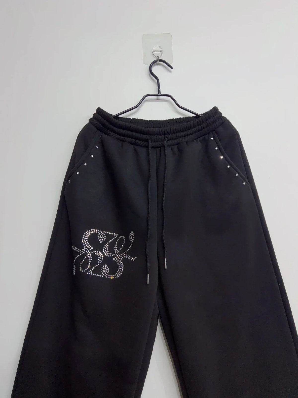 Schwarze weite Freizeithose für Damen mit Strass-Details und Kordelzug